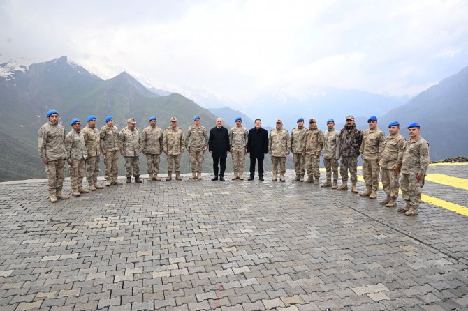 Bakan Soylu, Hakkari'de askerlerle bayramlaştı