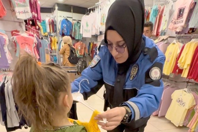 Hakkari polisi ihtiyaç sahibi çocukları giydirdi