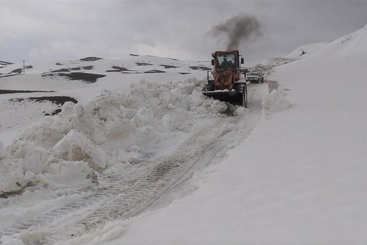 Hakkari'de ekipler 3 bin 300 rakımlı yayla yolunda karla mücadele ediyor