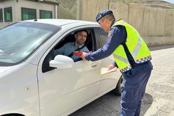 Jandarma ekipleri sürücülerin bayramını kutladı