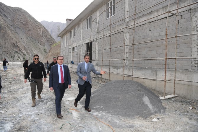 Vali Akbıyık, mezbaha inşaatında incelemelerde bulundu