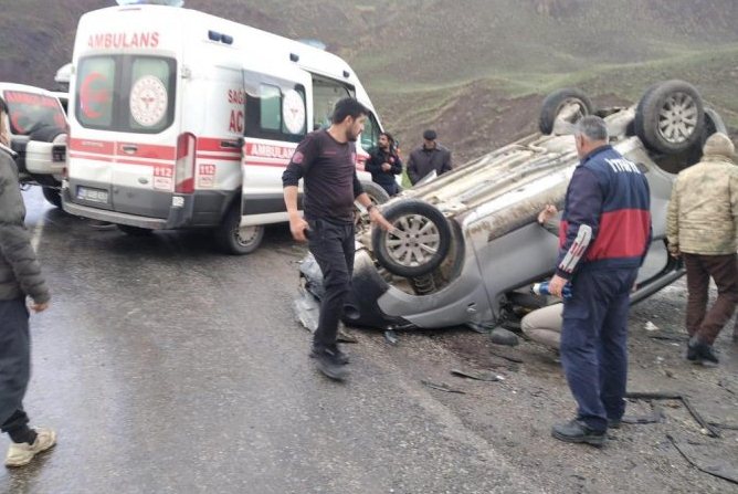 Hakkari'de trafik kazası: 1’i ağır 5 yaralı