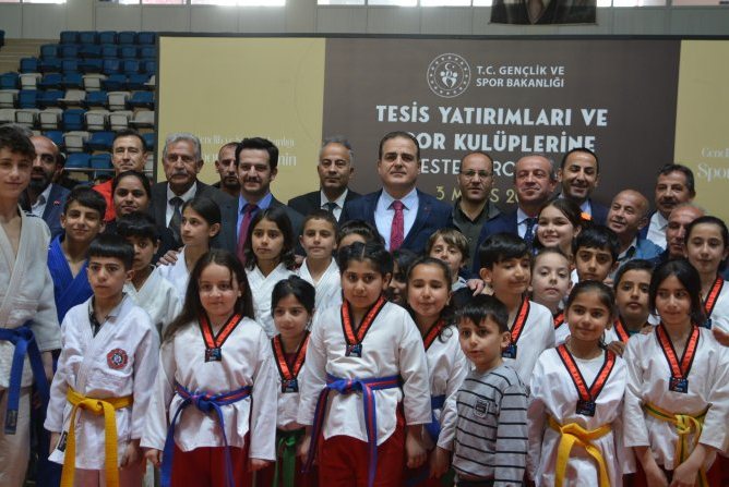 Vali Akbıyık, 1 milyon 125 bin TL'lik çeki sporculara teslim etti