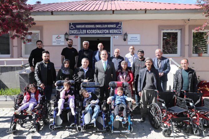 Akbıyık, engellilere sandalye dağıttı