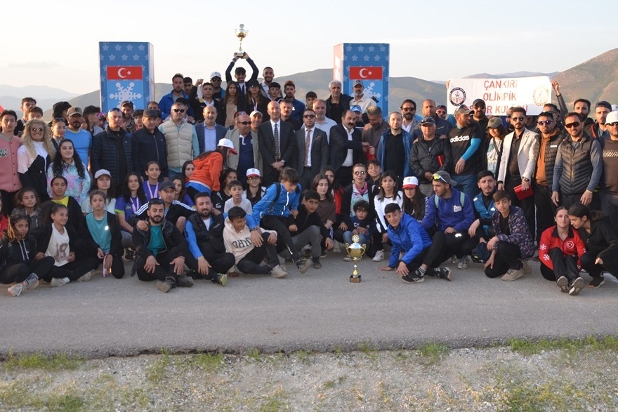 Yüksekova'da düzenlenen Tekerlekli Kayak Türkiye şampiyonası sona erdi