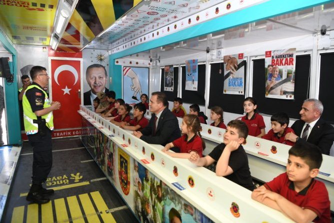 Vali Akbıyık, Mobil Trafik Eğitim Tırını ziyaret etti