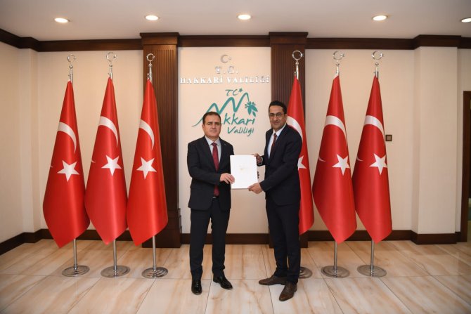 Kültür ve Turizm" isimli kitap Vali Akbıyık'a takdim edildi