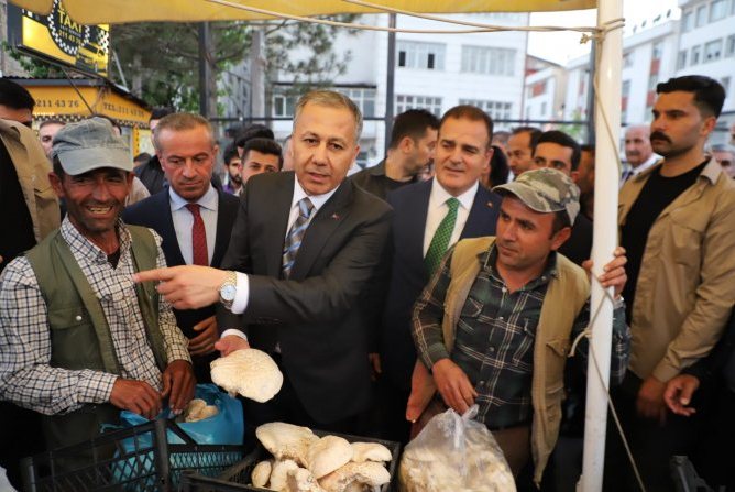 İçişleri Bakanı Yerlikay'a Hakkari'de sevgi seli