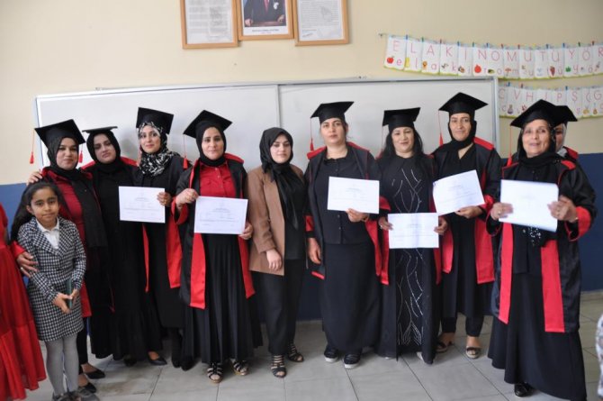 Hakkari'de 18 kadın ilkokuldan mezun oldu