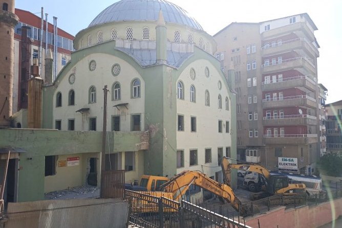 Hacı Sait Camii yıkım çalışmasına başladı