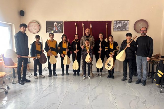 Hakkari'de ücretsiz bağlama kursu başladı