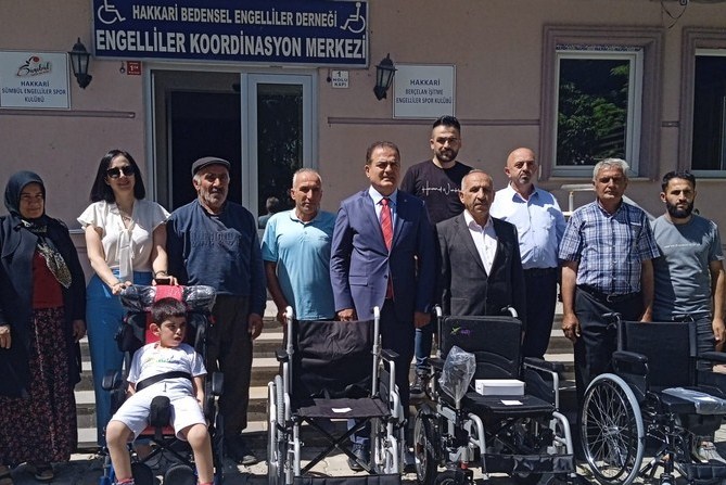 Hakkari'de engellilere sandalye dağıtıldı