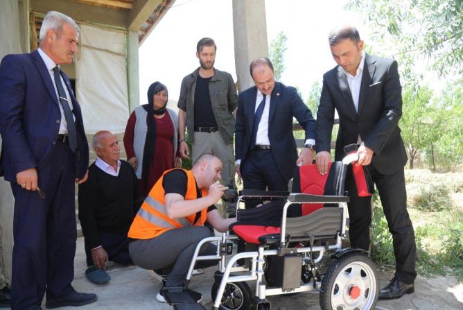 Engelli vatandaşın akülü sandalye sevinci