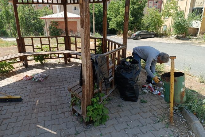 Hakkari’deki parklar çöplerden temizlendi