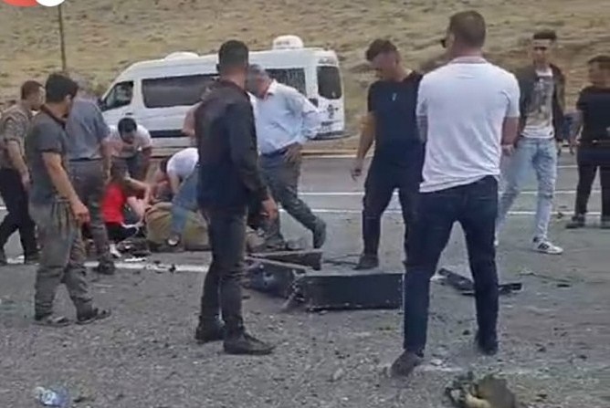 Trafik kazası ölü ve yaralılar var