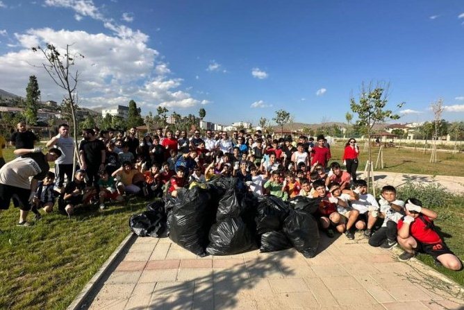 Yüksekovalı sporcular çevre temizliği yaptı