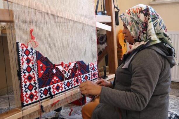 Her motifi ayrı bir anlam taşıyan Hakkari kilimleri, kadınların eliyle hayat buluyor
