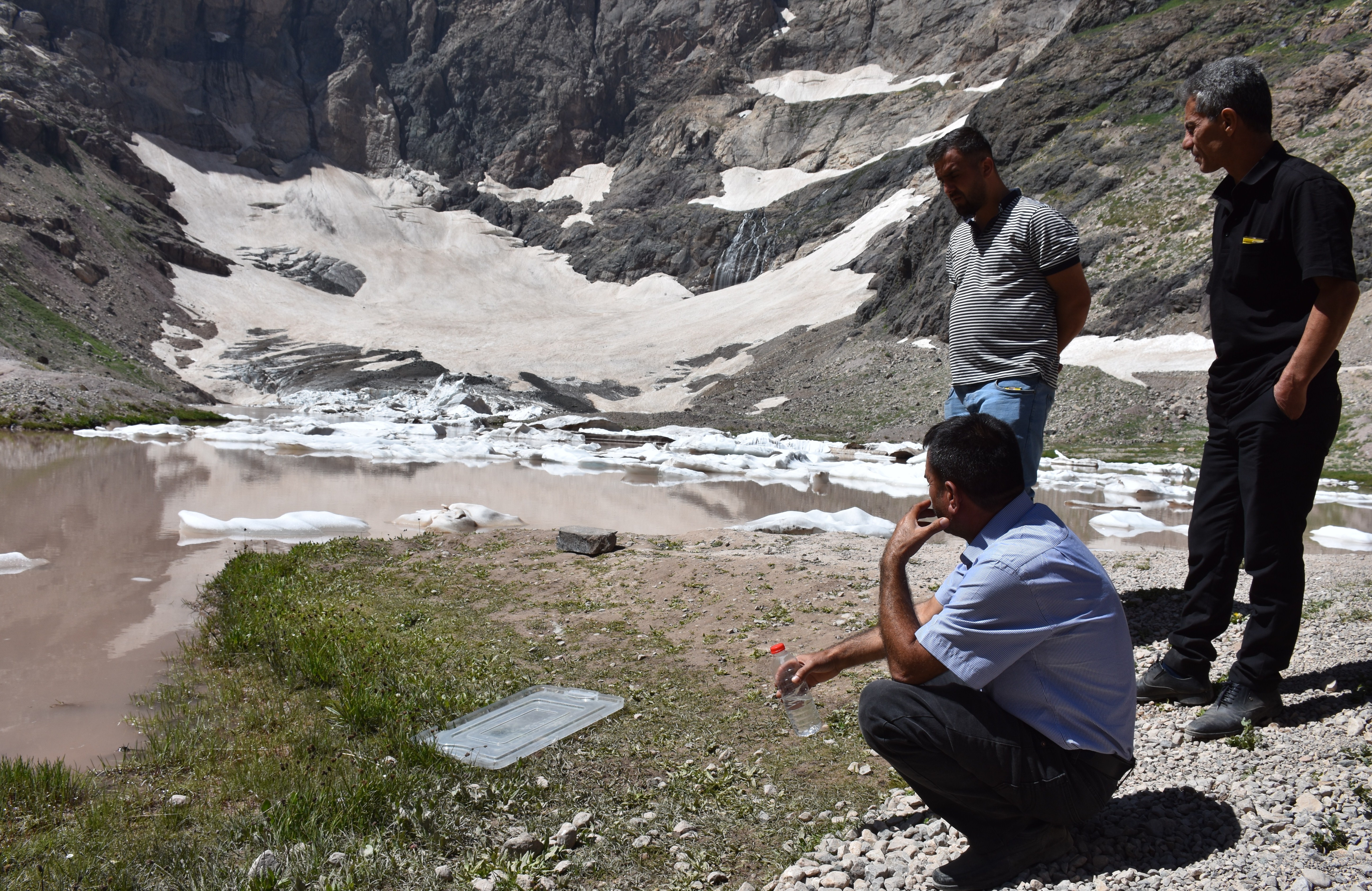 Hakkari'deki Cilo Buzullarında kaybolan 2 kişiyi arama çalışmaları sürüyor
