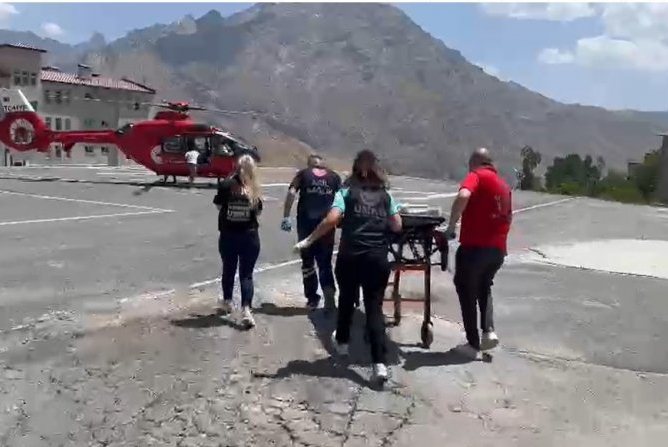 Yılan'nın soktuğu vatandaş helikopterle kurtarıldı