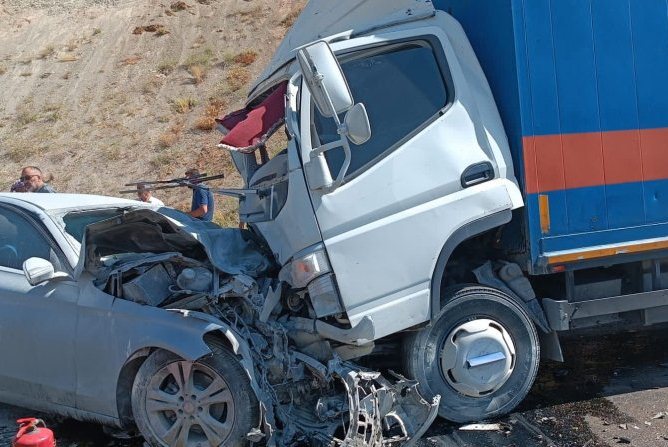 Yüksekova'da trafik kazası:2 ölü 2 ağır yaralı