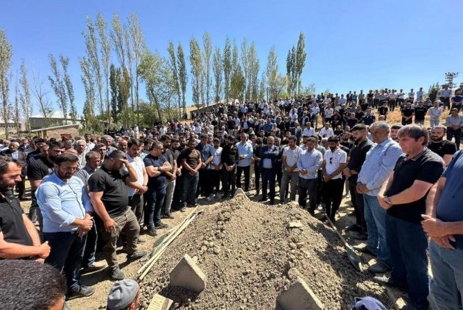 Anne ve oğlu toprağa verildi