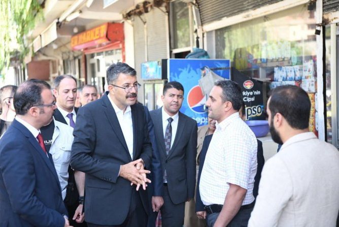 Vali Ali Çelik, Şemdinli'ye çıkarma yaptı