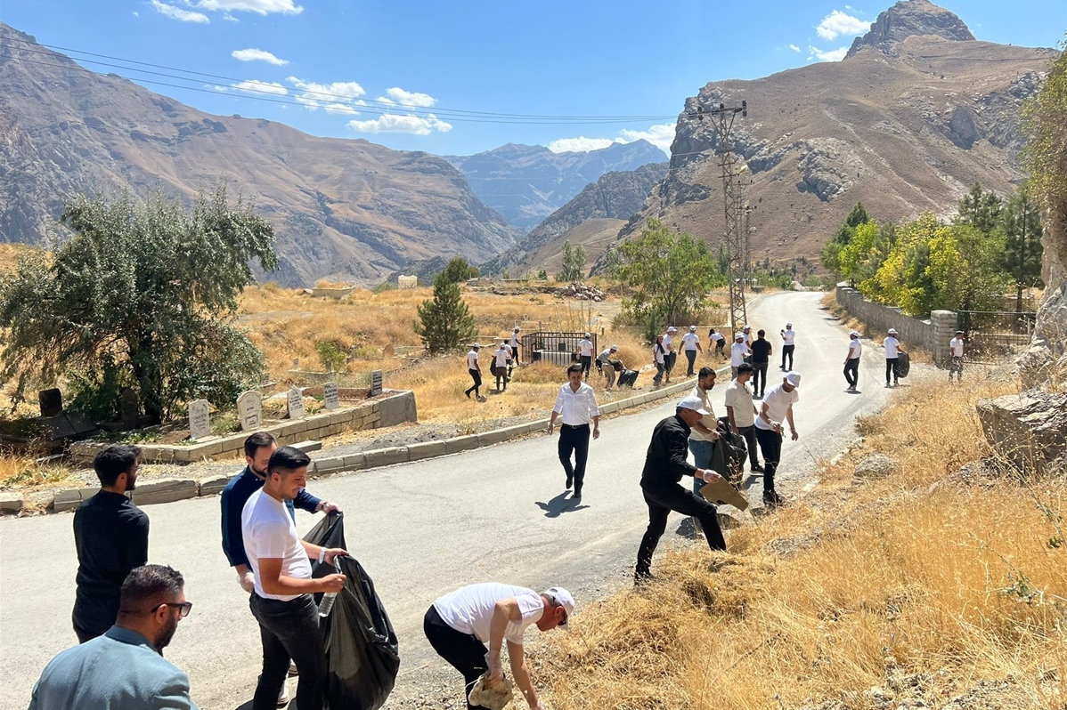 Hakkari'de AK Parti Gençlik Kollarınca çevre temizliği etkinliği düzenlendi