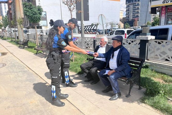 Hakkari polisi bilgilendirmeye devam ediyor