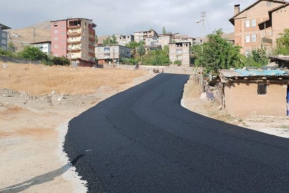 Hakkari Güzereş semti ilk defa asfalta kavuştu