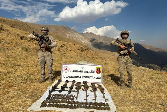 İki ayrı sığınakta silah ve mühimmat ele geçirildi