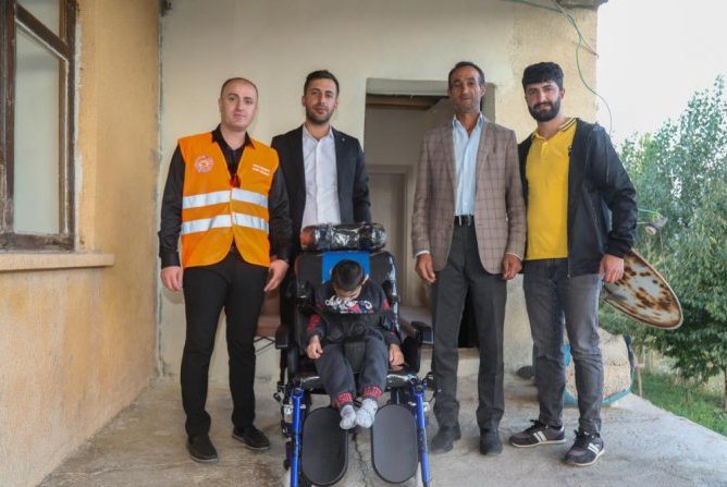 Minik Serdar tekerlekli sandalyesine kavuştu