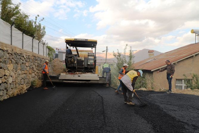 Hakkari'de asfaltlama çalışmaları devam ediyor