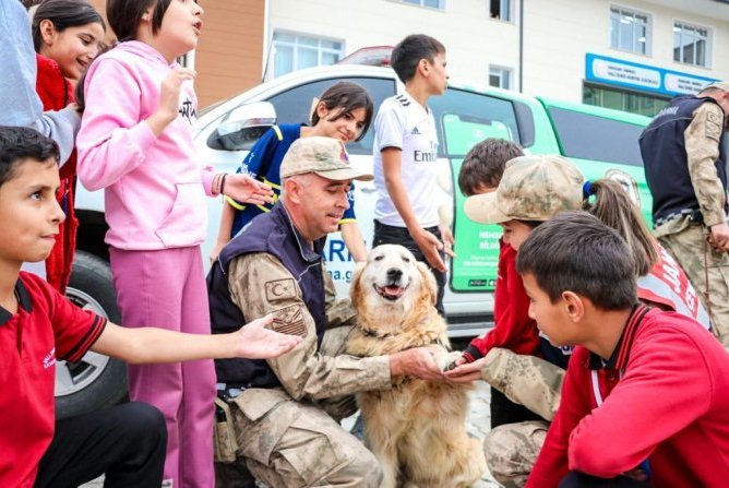Hakkari'de, hayvanları koruma günü etkinliği