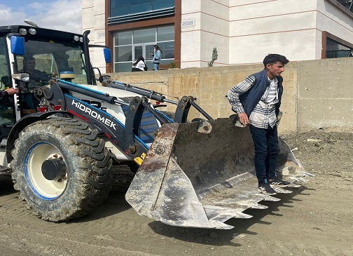Hakkari'deki Öğrenciler, Kepçe yardımı ile üniversiteye gidiyor