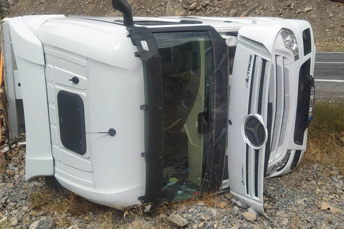 Hakkari'de Hurda yüklü tır devrildi: 1 yaralı