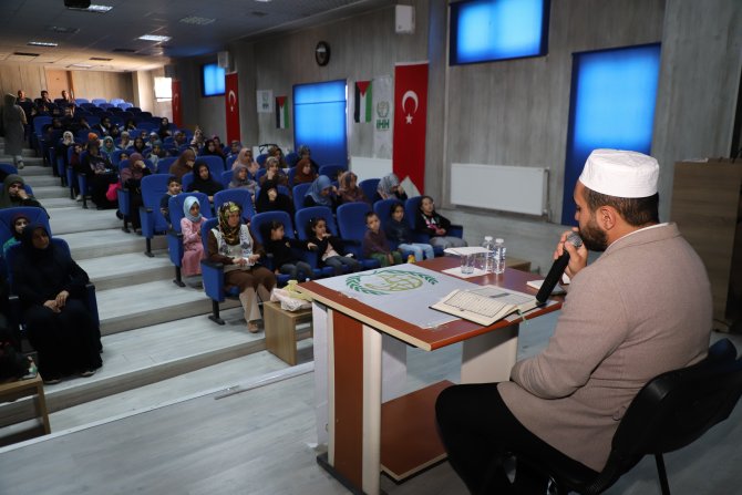 İHH’den okur-yazar buluşması konferansı