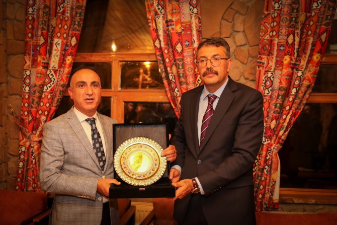 Hakkari gençliğinden Vali Çelik'e plaket takdimi