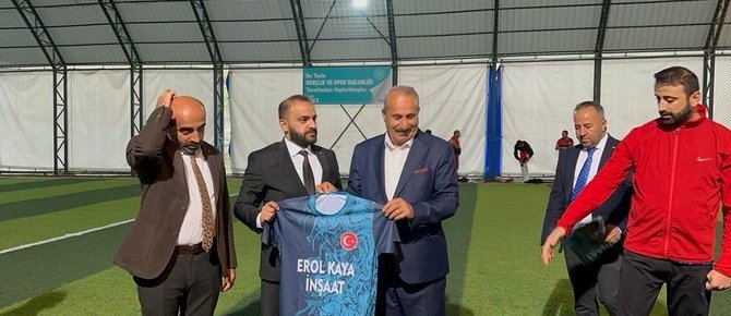 Erol Kaya inşattan gençlere forma desteği