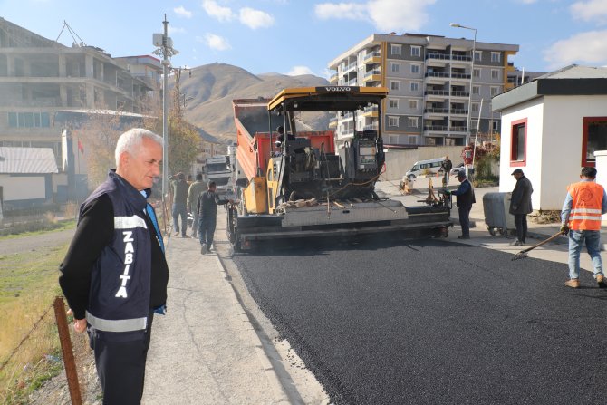 Hakkari'de 4 koldan asfalt çalışması başlatıldı