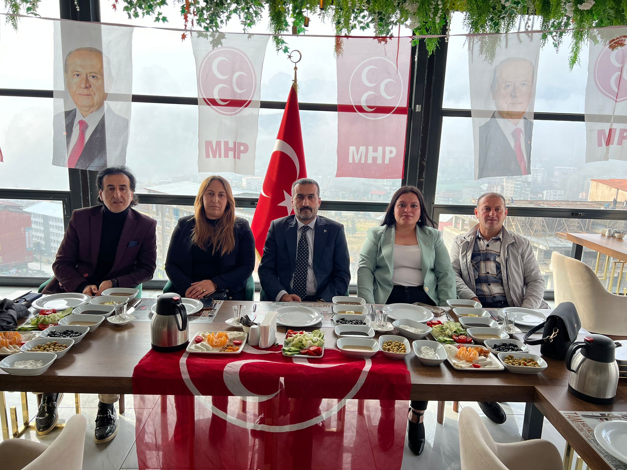 MHP Hakkari İl Başkanı ve Basın Temsilcileri Kahvaltıda Buluştu
