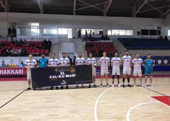 Sporcular şiddete karşı pankart açtı
