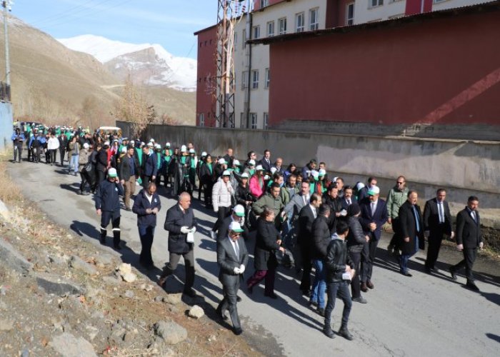 Vali Ali Çelik “Öğrencilerle çöp topladı”