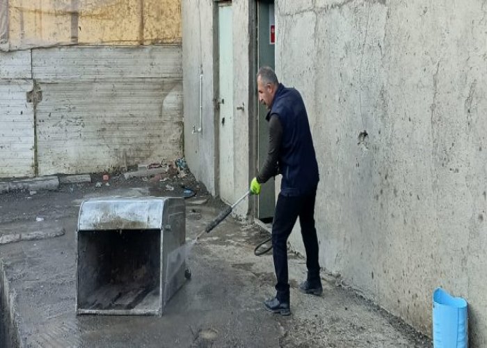 Hakkari'de çöp konteynırları onarım ve yıkamadan geçirilirdi