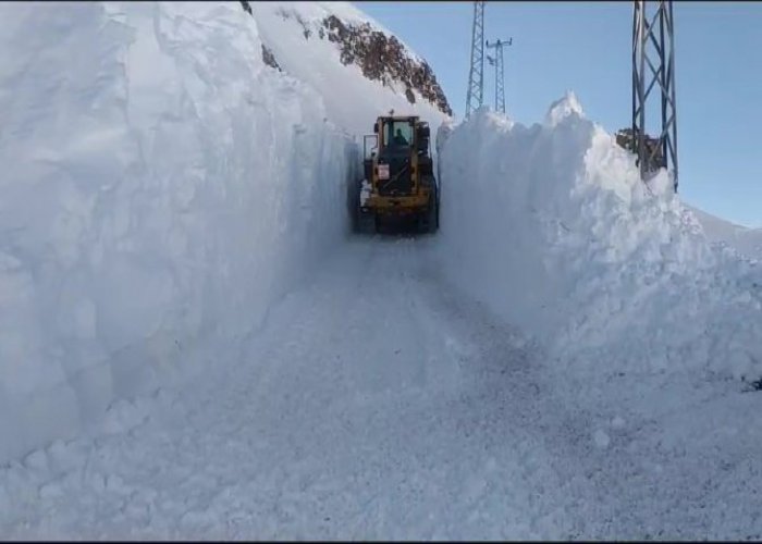 Hakkari'de 4 metreyi bulan kar tünelleri