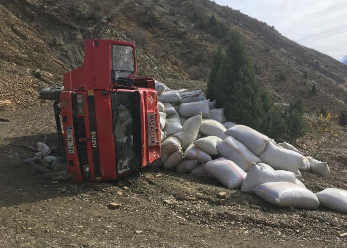 Hakkari'de Saman yüklü kamyon devrildi