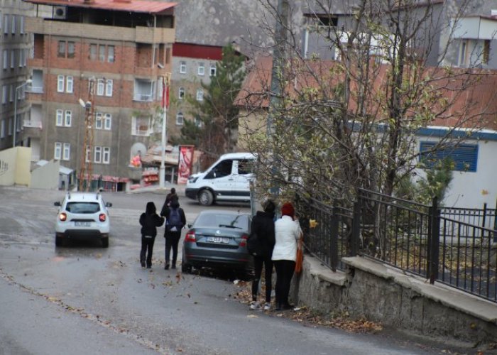 Hakkari’de fırtına öğrencilere zor anlar yaşattı