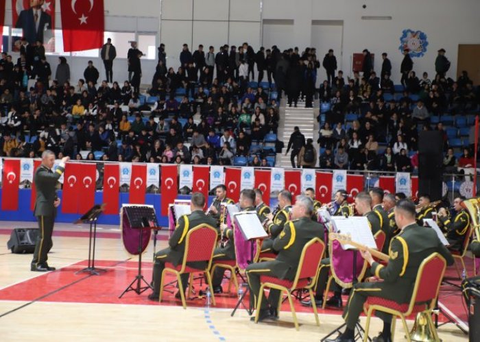 Askeri bando takımı Hakkari'de konser verdi
