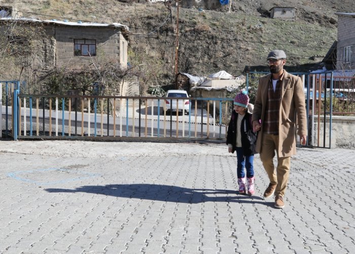 Hakkarili öğretmen görme engelli ögrencisine ışık oldu