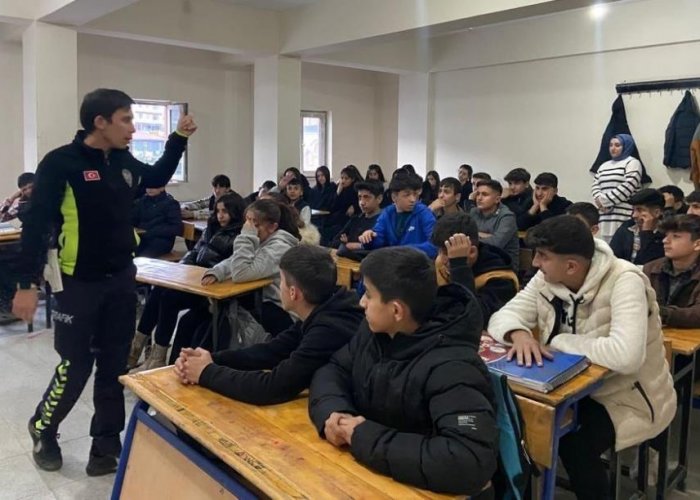 Hakkari polisi trafik tedbirlerine elden bırakmıyor