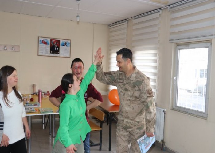 Hakkari jandarması engellileri kucakladı